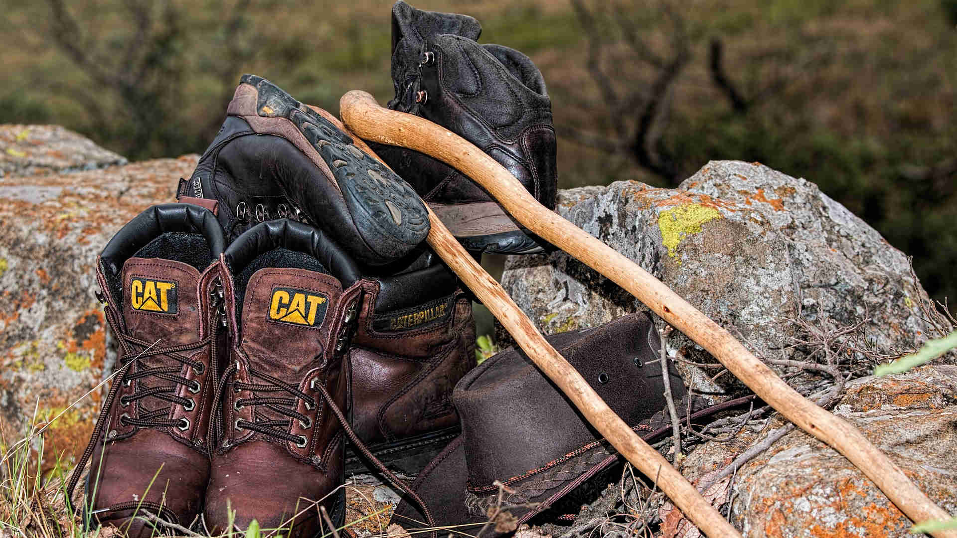 So sieht es bei einer Rast aus: Ausgezogene Wanderschuhe und ein Wanderhut lüften aus. Die Wanderstöcke wurden dazu gelegt.