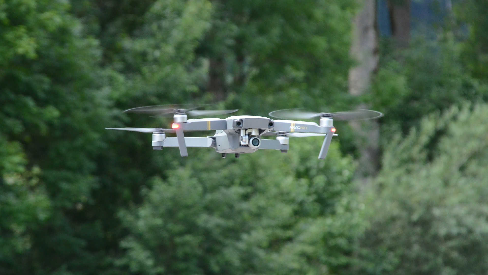 Es ist eine Drohne (Quadrocopter) mit beweglicher Kamera zu sehen. Sie fliegt knapp an uns vorbei.