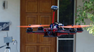 Der FPV-Racing-Quadrocopter sieht unfertig aus. Er wird gerade im Flug getestet.