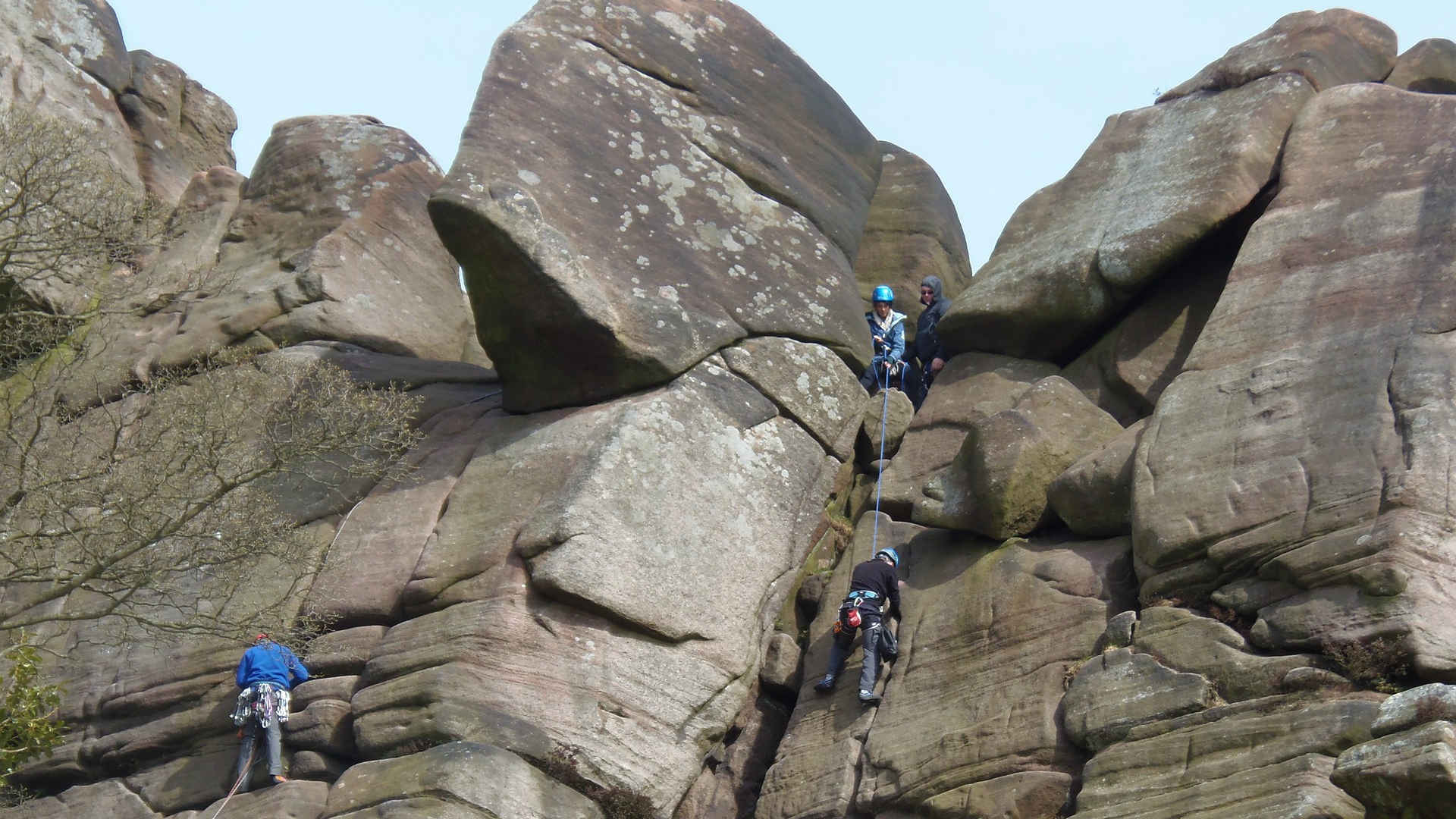 Hier findet Sportklettern am Felsen statt. Der Kletterer wird mit einem Seil gegen Absturz gesichert. Ansonsten klettert er ohne technische Hilfsmittel.