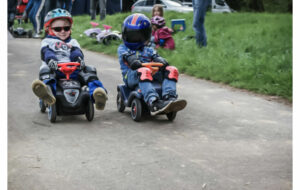 Die richtige Schutzkleidung ist auch bei Bobby-Car-Rennen wichtig - es geht immerhin mit bis zu 44 km/h den Berg runter - Quelle: Bobby-Car-Sport-Verband