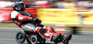 Im Rausch der Geschwindigkeit: Dirk Auer ist mit seinem düsenbetriebenen Bobbycar 119 km/h schnell gefahren. Weltrekord! - Quelle: REUTERS