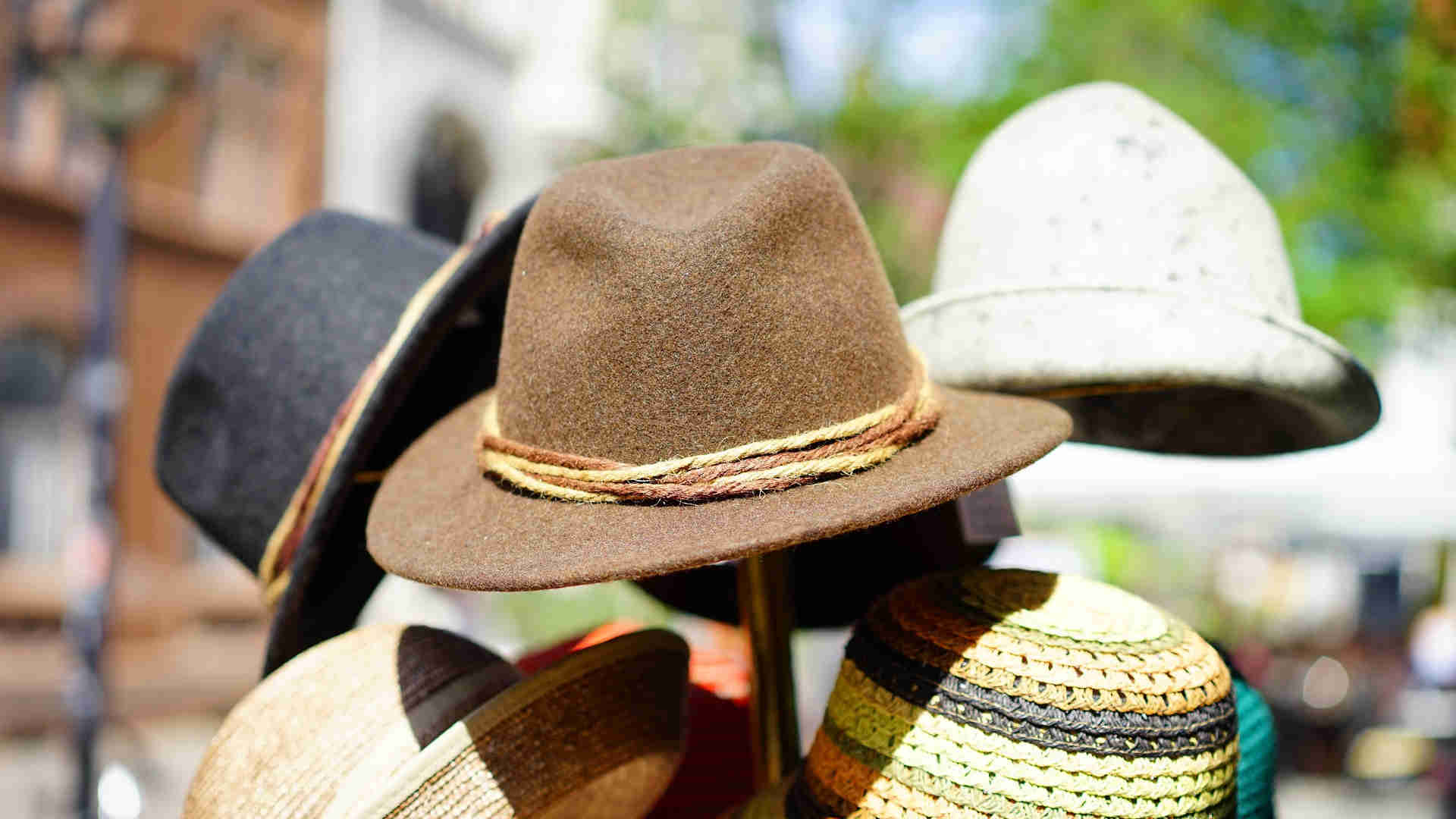 Ein schöner brauner Filzhut mitten unter anderen Sommerhüten. Man möchte ihn sofort aufsetzen.