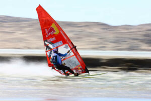Björn Dunkerbeck erreicht beim Windsurfen in Namibia eine Spitzengeschwindigkeit von 103,67 km/h. Foto: © Victor Couto