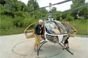 Anja Ernst (links) und ihre Sekretärin Lucielle Gebhardt. Sie ist die Ehefrau des Chefkonstrukteurs. Foto und Copyright: Strecker
