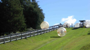 Start eines Zorbing-Balls, der talwärts rollt.
