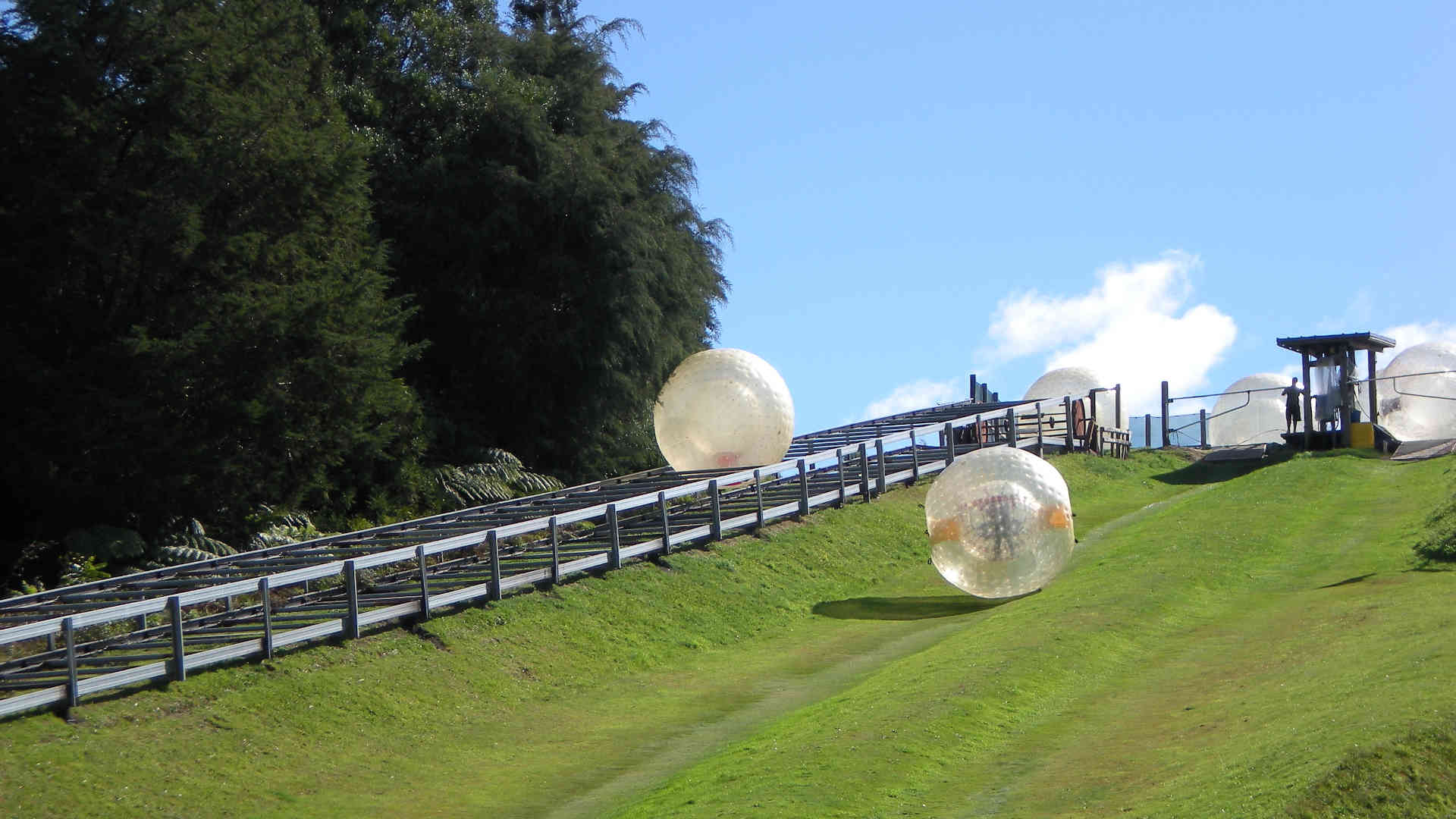 Start eines Zorbing-Balls, der talwärts rollt.