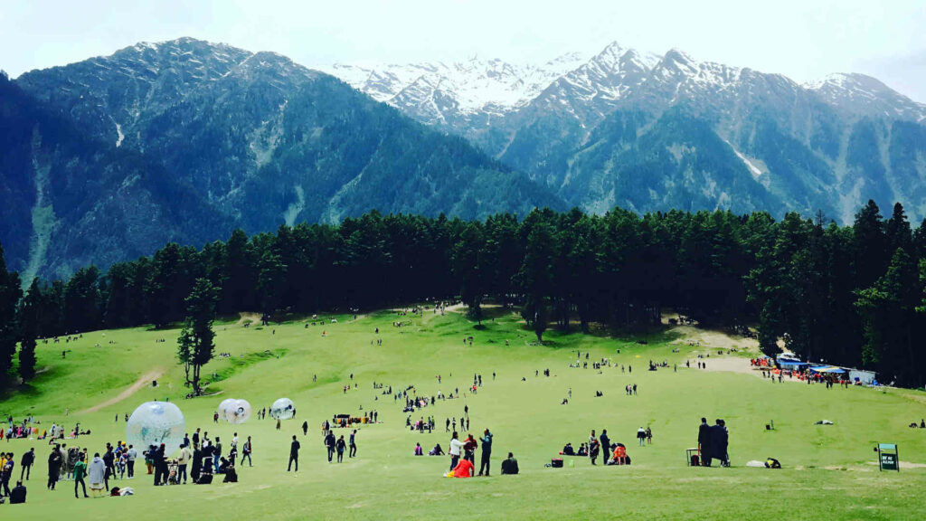 Auch in Pahalgam im Kashmir wird Zorbing als ein großes Event gefeiert.