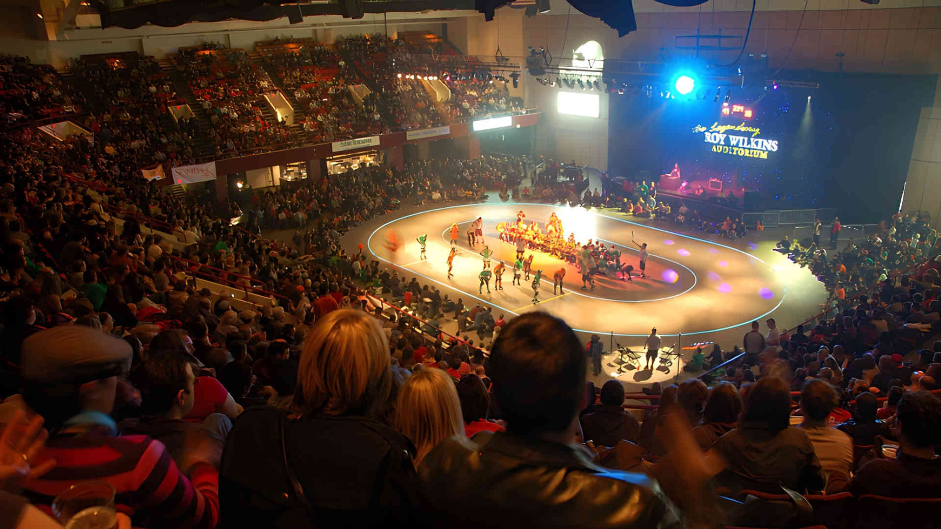 Im Roy Wilkens Auditorium in St. Paul (Minnisota, USA) findet ein Roller Derby Roller Derby - der Minnisota RollerGirls statt. Die Zuschauer warten gespannt auf den Start des Wettkampfs.
