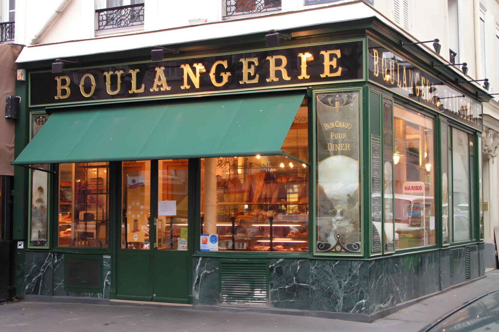 Brot backen – Eine Boulangerie mit toller Fassade in der Rue de la Roquette in Paris.