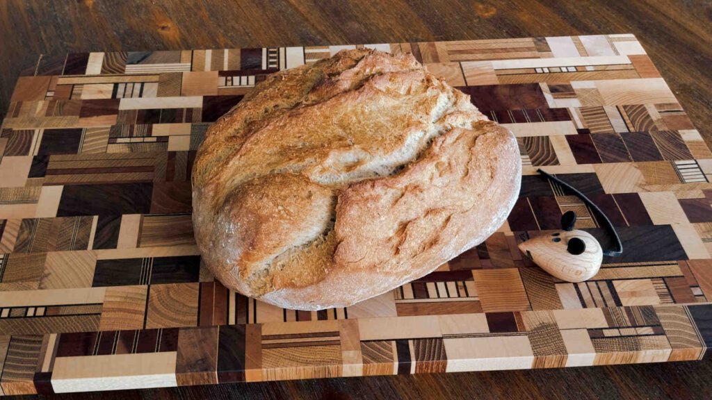 Brot backen – Dieses Brot wurde vom Autor selbst gebacken. Man möchte es sofort anschneiden.