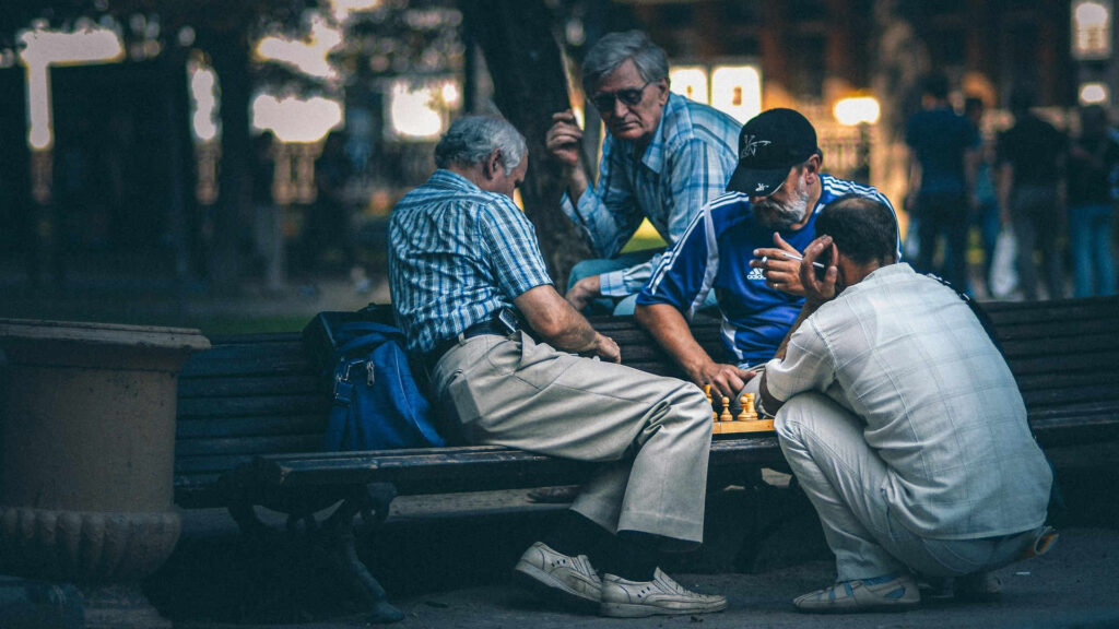 Gesellschaftsspiele - Schach kann immer und überall gespielt werden, wie hier abends auf einer Parkbank.