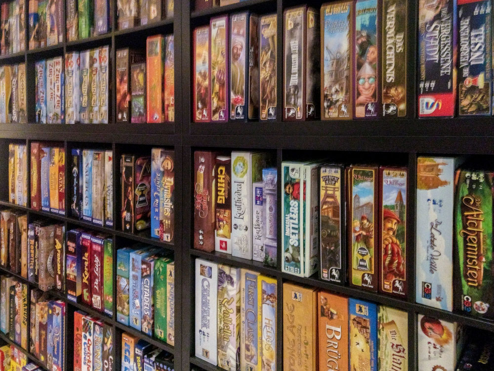 Ausschnitt der Brettspielsammlung im Würfel & Zucker (Eigenes Foto)
