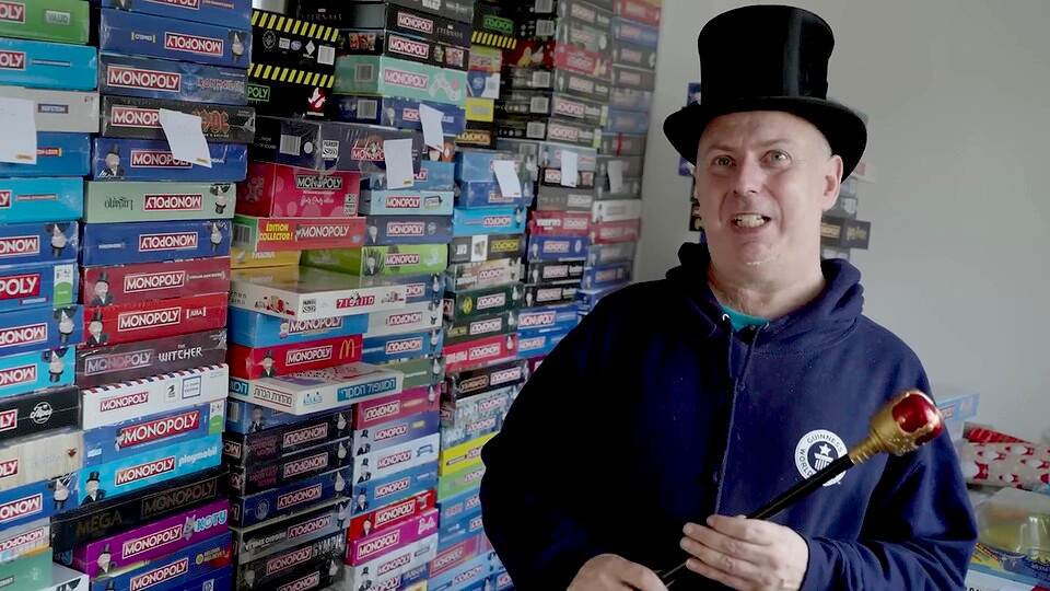 Monopoly-Rekordhalter Neil Scallan vor einem Teil seiner Sammlung. (Bildquelle: Guinness World RecordsYouTube - https:www.youtube.comwatch?v=aDsBbtiIYCw)