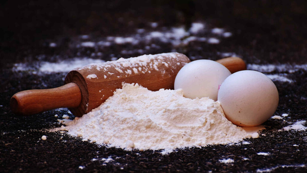 Backen – Mehl und Eier sowie ein Nudelholz. Es braucht nicht viel mehr zum Backen.