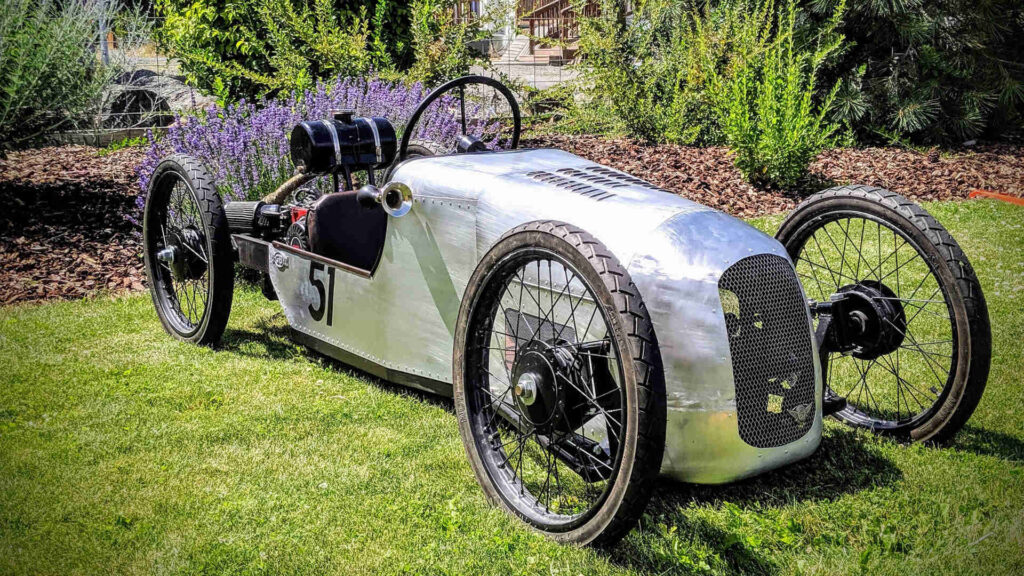 Hier wurde ein 1927er Nash Legion Rennwagen als Cyclekart nachgebaut.