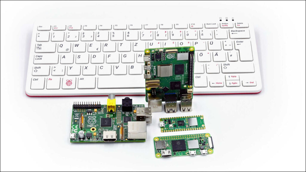 Raspberry Pi – Wir sehen hier verschiedene Ausführungen. Das sind von links der Pi 1, Pi 5, Pi400 (hinten als Tastatur), Zero 2 und Pico.