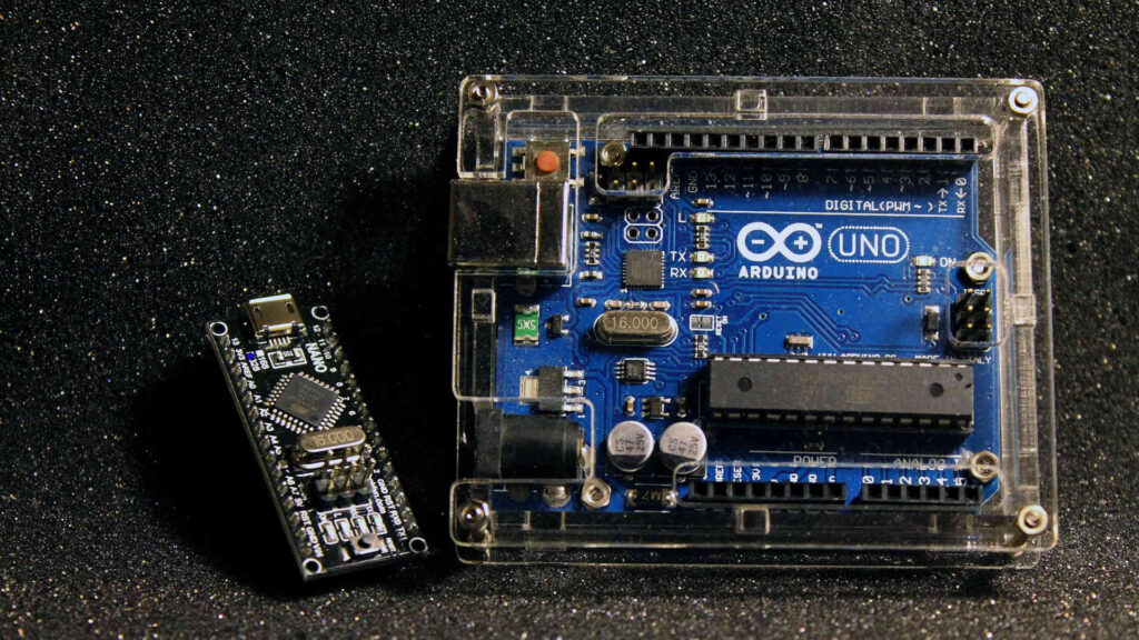 Arduino Nano und Uno im Größenvergleich.
