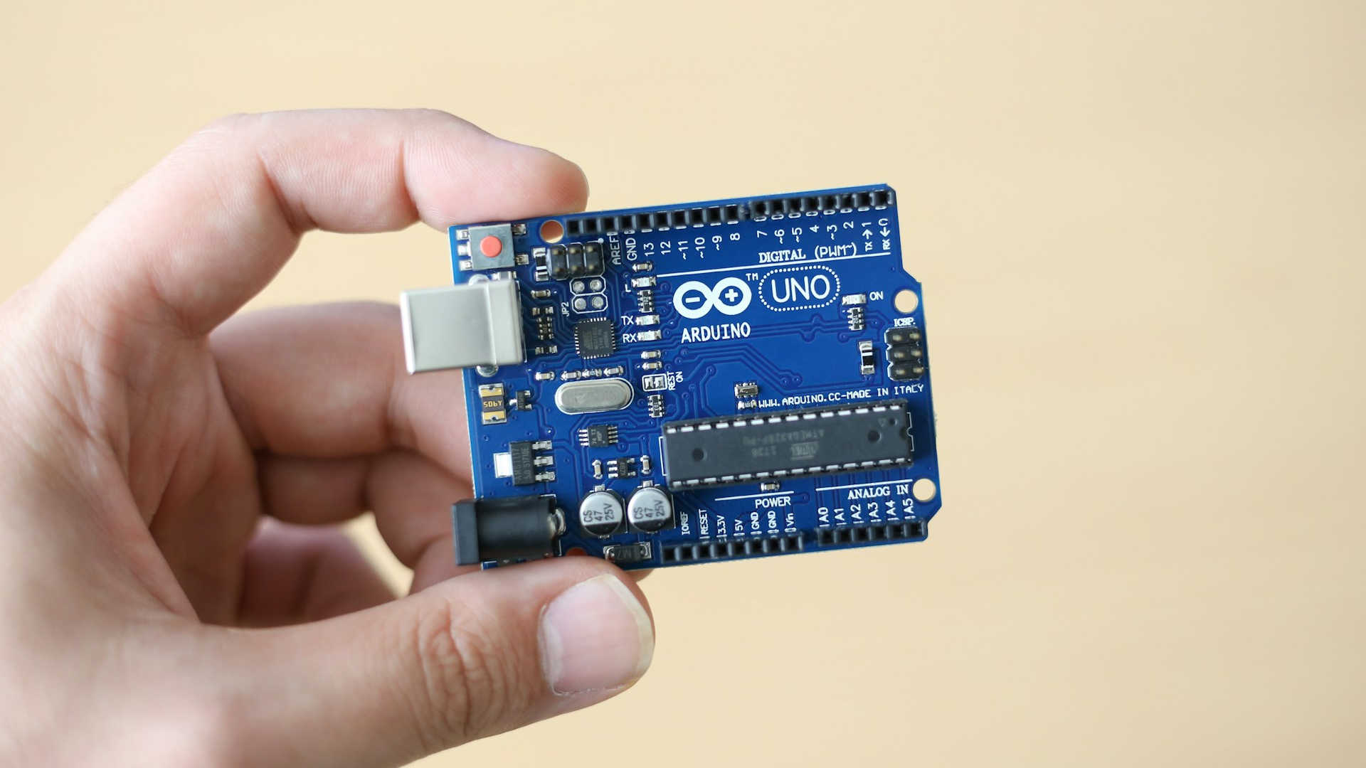 Arduino Uno – Hier ist schön zu sehen, wie klein der Mikrocontroller Arduino Uno ist.