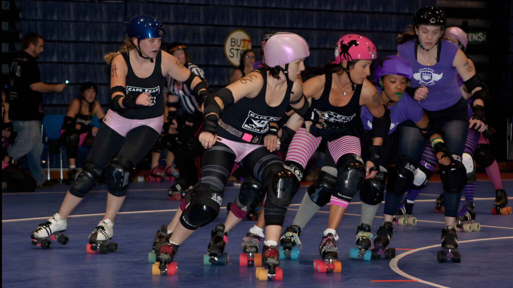 Roller Derby – Wir sehen einen Wettkampf der Charlotte Rollergirls gegen die Cape Fear Rollergirls, beide NC, USA (2009).
