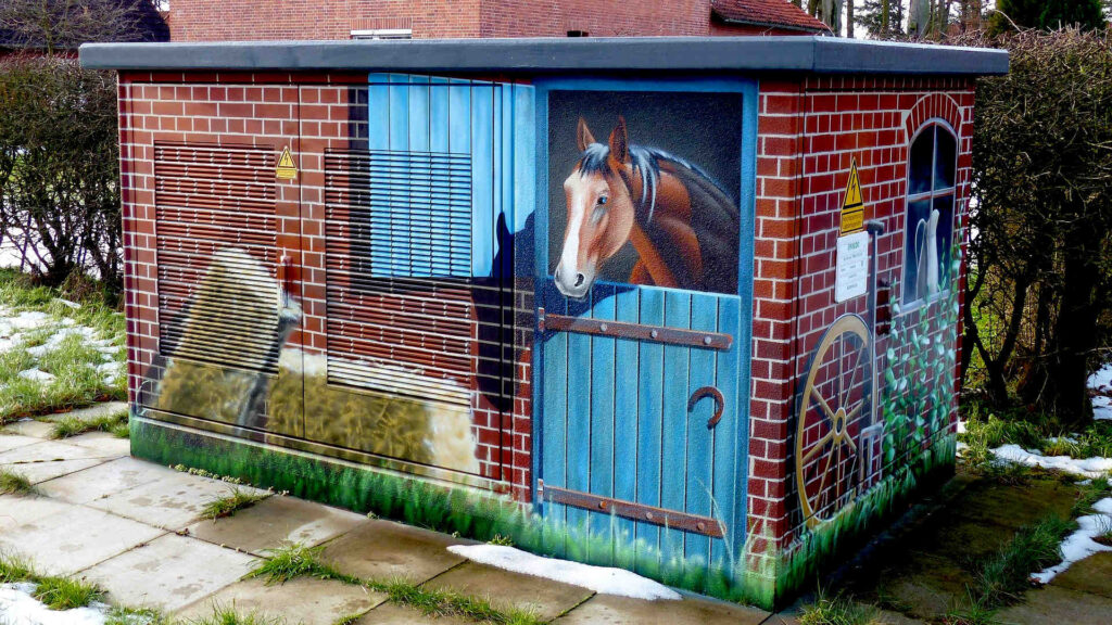 Airbrush – Ein Trafohäuschen ist nicht wiederzuerkennen. Im ersten Moment denkt man, es ist ein Pferdestall.