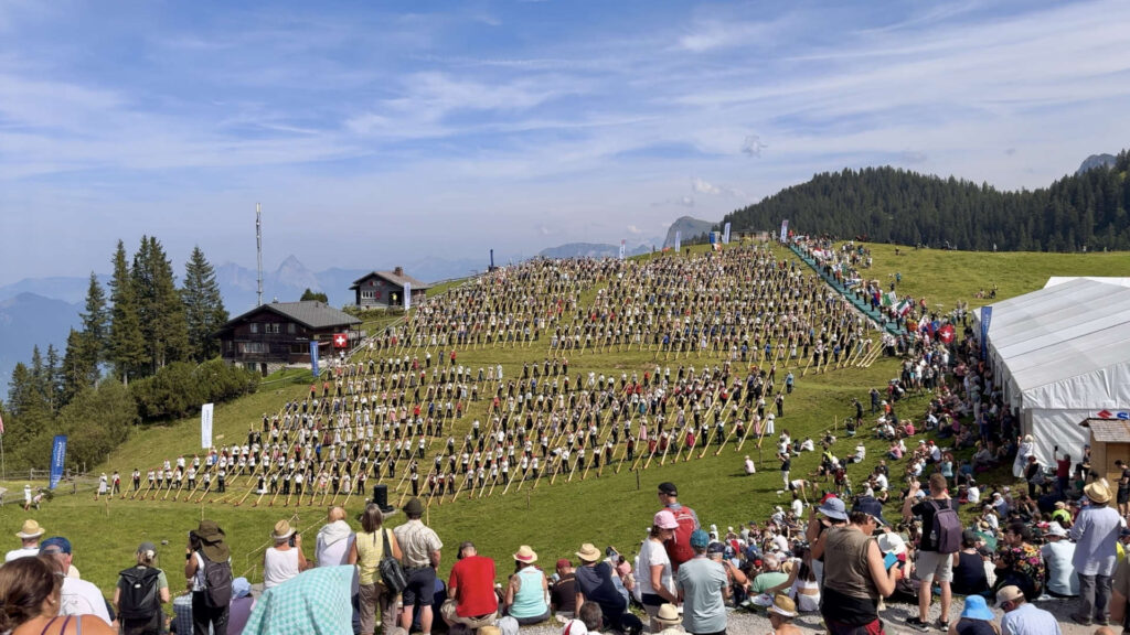 Alphornblasen - Das größte Alphornkonzert mit 1006 Teilnehmern im Rahmen des Klewenalp Festivals 2024.