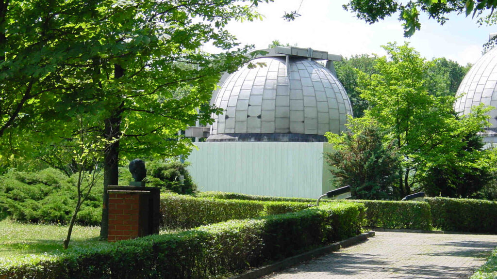Astronomie – Die Schulsternwarte „Johannes Franz“ in Bautzen wurde 1872 im Garten des Städtischen Gymnasiums (heute Philipp-Melanchthon-Gymnasium) errichtet.