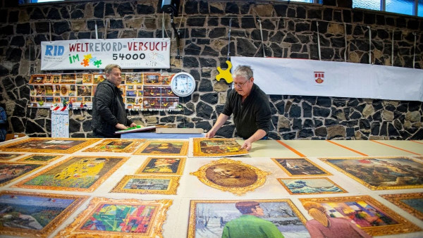 Hans-Josef Schaadt legt letzte Hand an sein Rekord-Puzzle