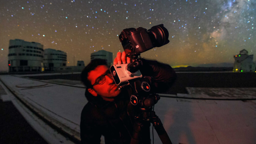 Astrofotografie - ESO-Fotobotschafter Babak Tafreshi testet den Vixen Polarie Star Tracker auf der VLT-Plattform während der ESO Ultra HD Expedition.