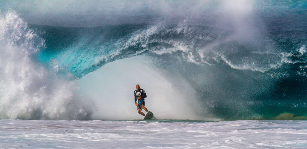 Surfen - Kelly Slater, der größte Surfer der Welt, entkommt den Klauen einer der gefährlichsten Wellen der Welt, der Banzai-Pipeline an der Nordküste von Oahu, Hawaii.