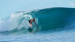Surfen auf Mentawai Island in Indonesien. Der Surfer ist im Flow mit der Welle.