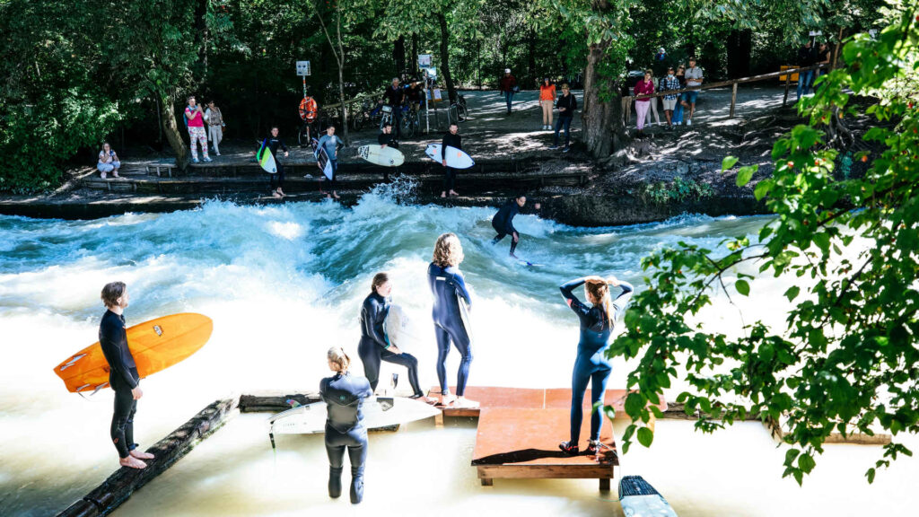 Surfen – Die Eisbachwelle ist eine künstliche stehende Welle im Eisbach des Englischen Gartens, direkt an der Prinzregentenstraße. Sie lädt ganzjährig zum Surfen ein.
