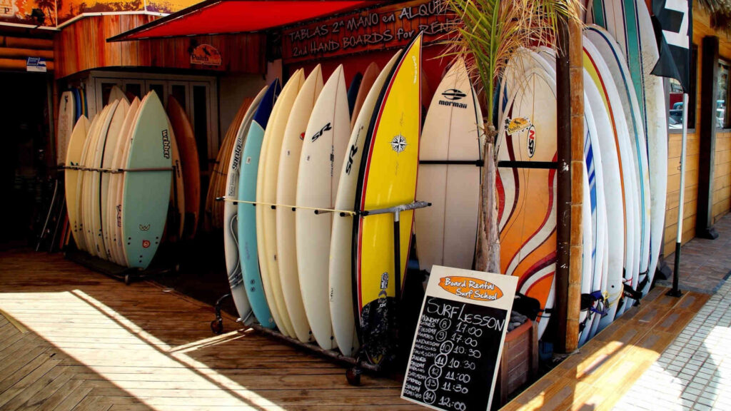 Surfen im Urlaub. Auf Teneriffa ist das an vielen Spots möglich und oftmals findest du dort auch Surfschulen und Ausrüstungs-Verleihe.