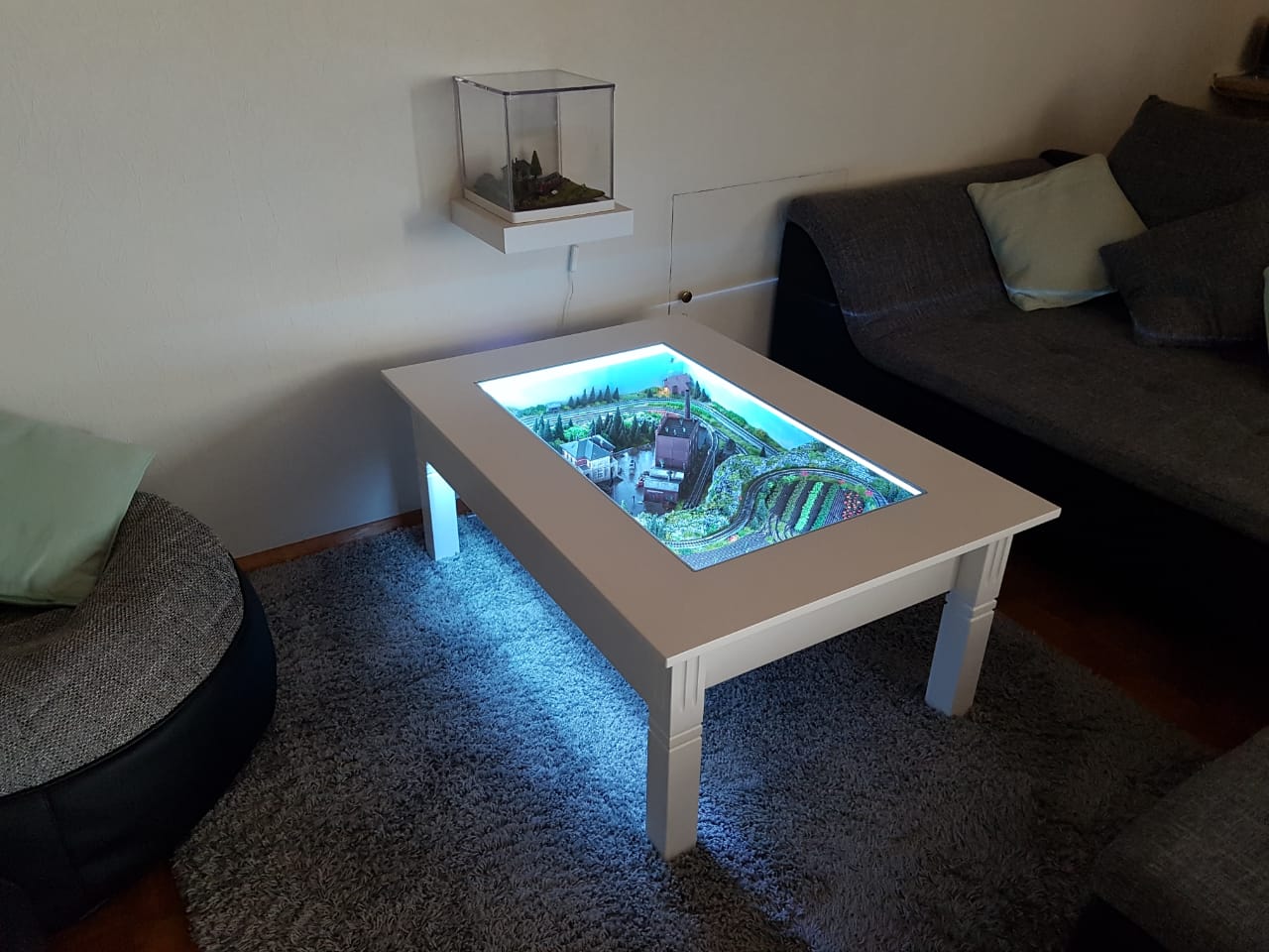 Modelleisenbahn im Couchtisch