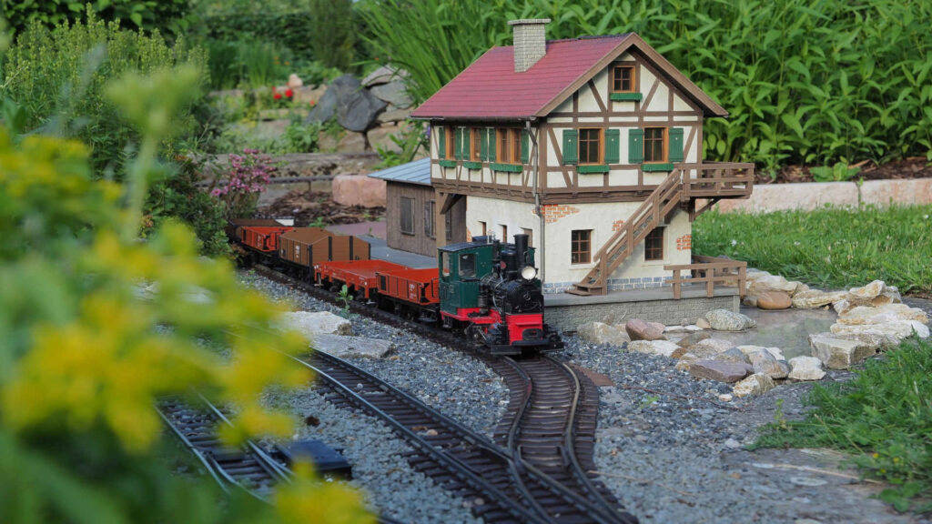 Modelleisenbahn - Gartenbahn von Lehmann-Groß-Bahn (LGB) der Spurweite 45 mm (Nenngröße 2 bzw. Spur G). Die Wagen werden von einer Dampflok „Stainz“ gezogen. Maßstab 1:22,5.