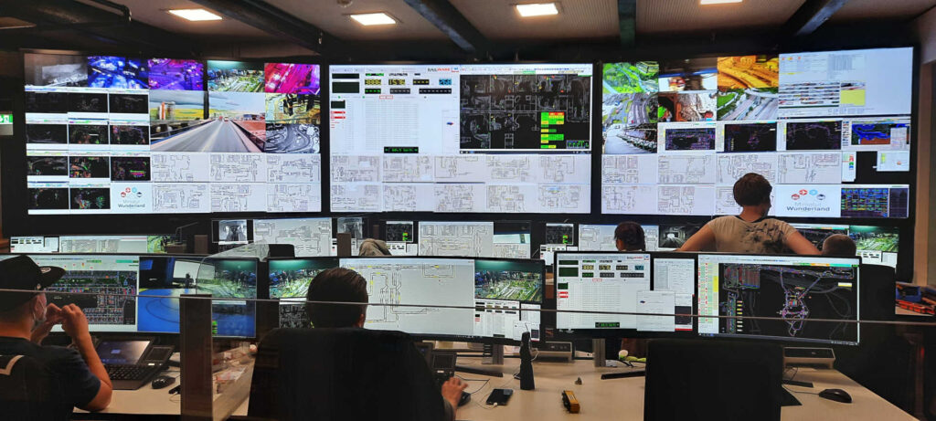 Modelleisenbahn – Hier sind wir im Leitstand des Miniatur Wunderlandes Hamburg. Die Modellbahnanlage ist die größte der Welt.