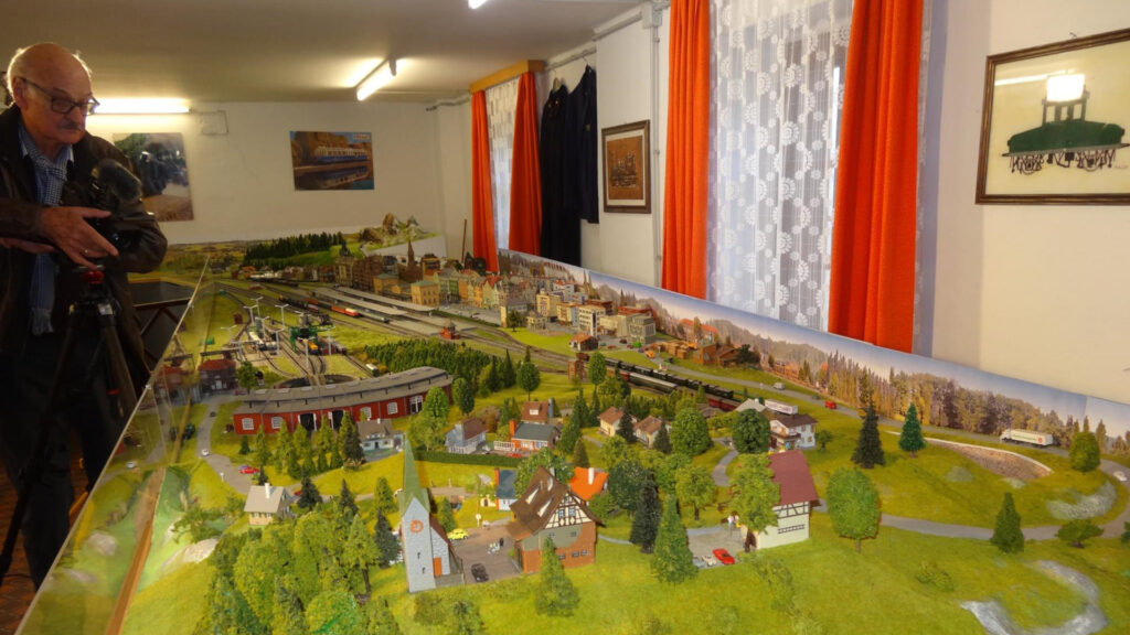 Modelleisenbahn – Eine größere Anlage der Nenngröße N in einem Wohnzimmer.