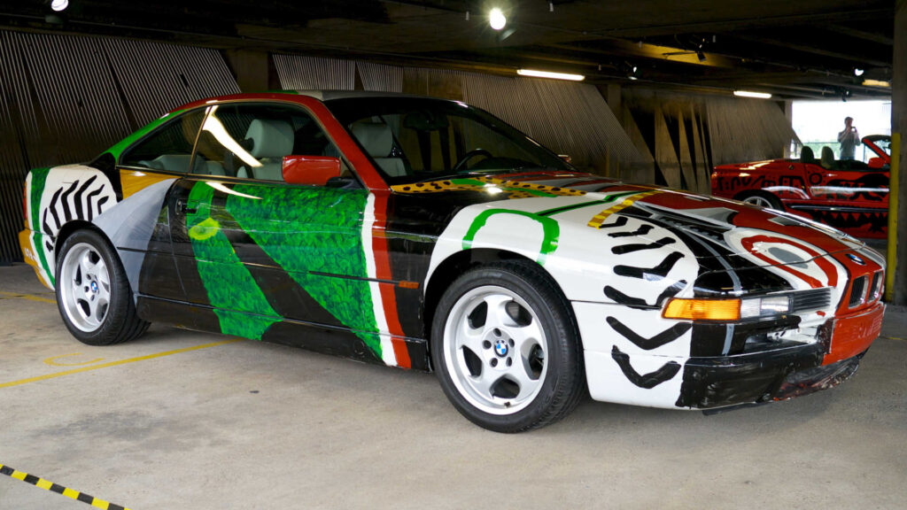 Acrylmalerei – 1995 designete David Hockney einen BMW 850CSi für die BMW Art Car Collection.