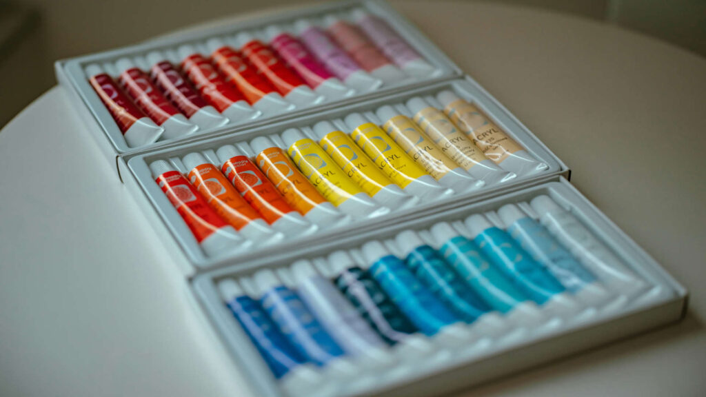 Acrylmalerei – Ein Kasten mit 30 verschiedenen Farbtuben Acrylfarbe.