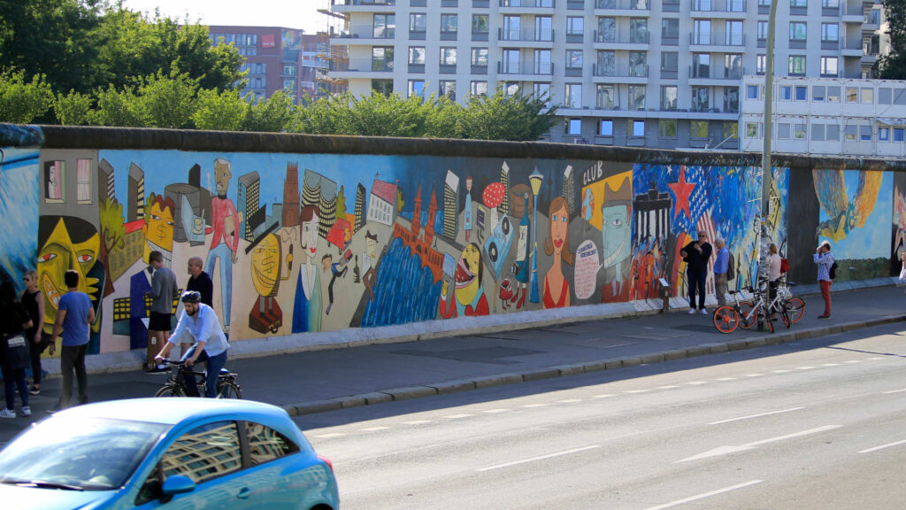 Graffiti – Die berühmte East Side Gallery der Berliner Mauer als eine der größten Leinwände der Welt.