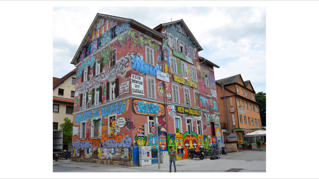 Graffiti – Das Epplehaus in Tübingen wurde mit Graffiti verziert.