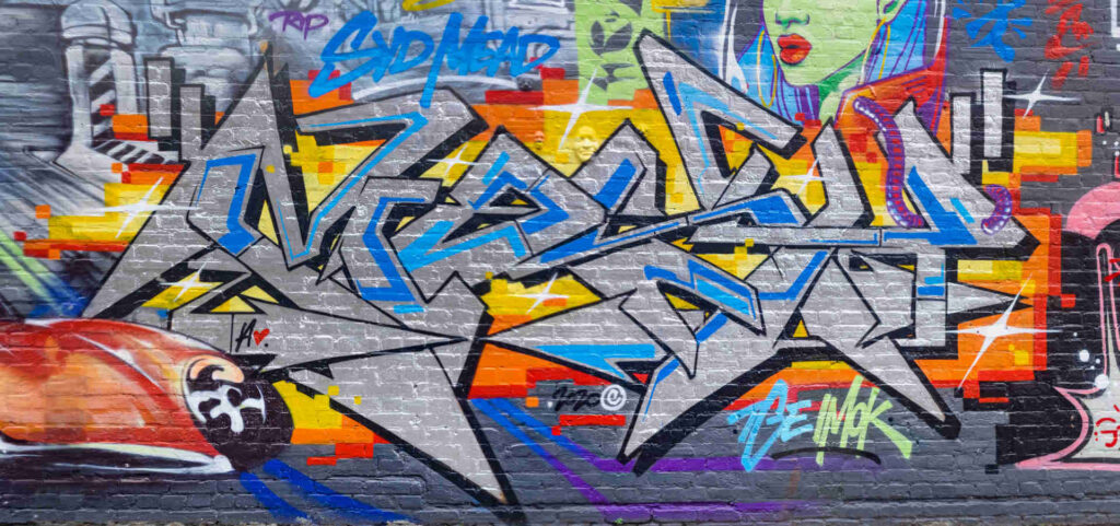 Graffiti – Ein Beispiel für Graffiti Writing. Mit viel Fantasie kann man die Buchstaben lesen.