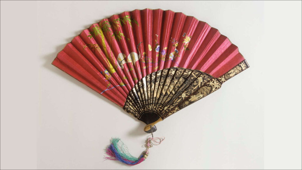Seidenmalerei – Ein Fächer aus Seidensatin, China um 1890, mit Schatulle aus Holz.