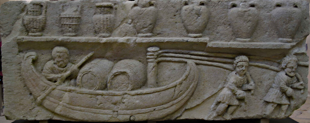 Wein herstellen - Transport von Wein über den Fluss Durance während der Römerzeit (Flachrelief gefunden in Cabrières d'Aigues, Vaucluse).