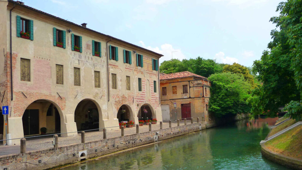 Fresko Malerei – Die Casa Coghetto mit ihren Fresken liegt am Ufer vom Cagnan Grande auf der Insel Pescheria in Treviso.