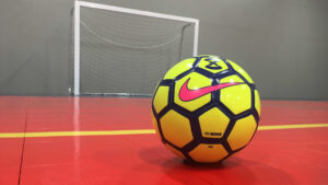Futsal – Ein typischer Futsal-Ball. Diese sind etwas kleiner (Größe 4) und schwerer als klassische Fußbälle. Außerdem springen sie deutlich weniger (gedämpftes Sprungverhalten), um die Ballkontrolle auf dem harten Hallenboden zu erleichtern.