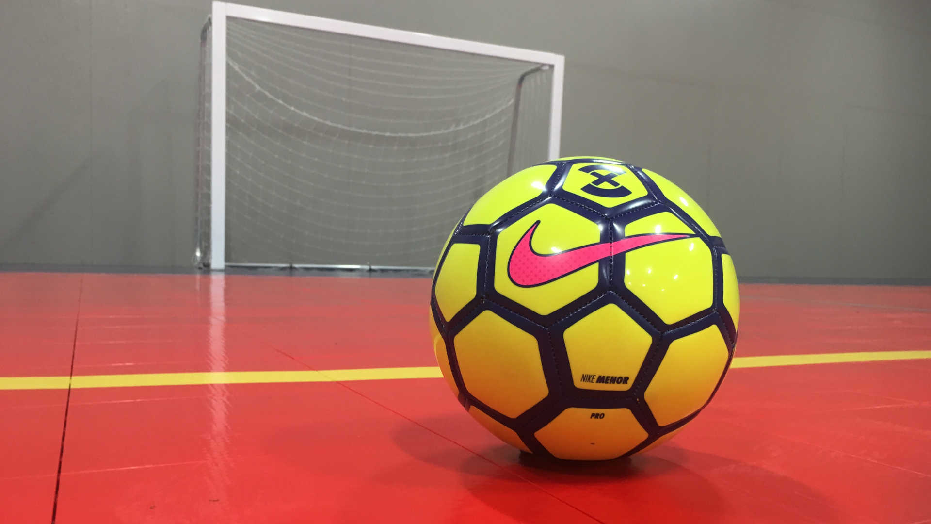 Futsal – Ein typischer Futsal-Ball. Diese sind etwas kleiner (Größe 4) und schwerer als klassische Fußbälle. Außerdem springen sie deutlich weniger (gedämpftes Sprungverhalten), um die Ballkontrolle auf dem harten Hallenboden zu erleichtern.