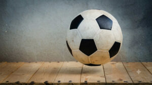 Hallenfußball – Ein traditioneller Fußball mit ikonischem "Telstar"-Muster mit 12 schwarzen Fünfecken und 20 weißen Sechsecken.