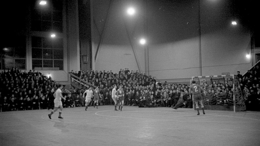 Hallenfußball – Ein Fußballspiel in einer Halle in Leipzig im Jahr 1952.