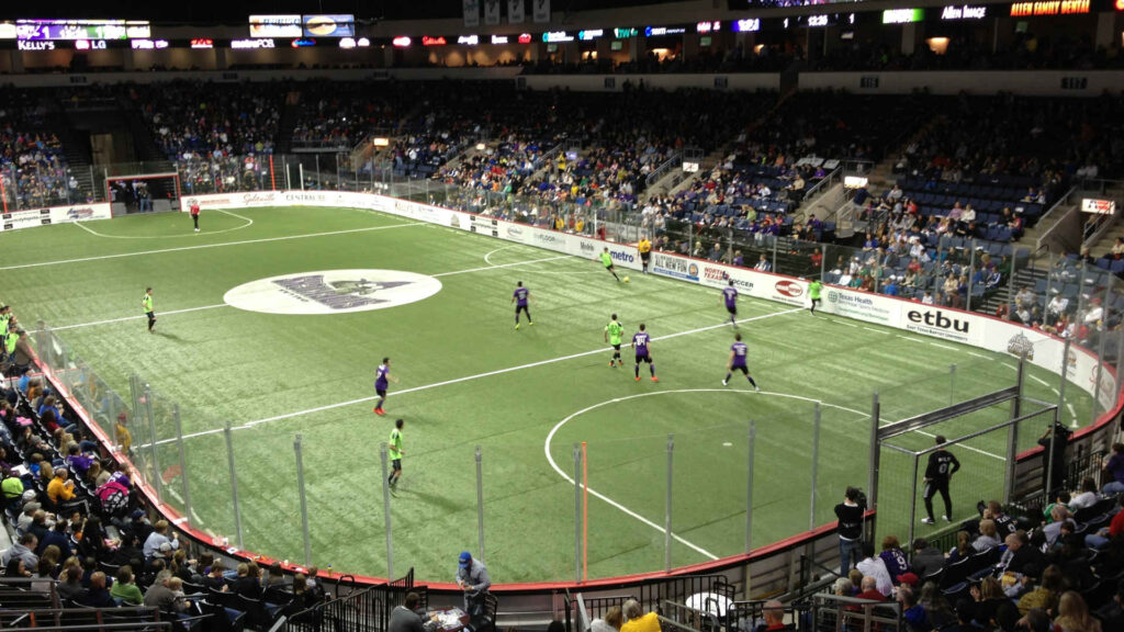 Hallenfußballmannschaften im Einsatz während des Spiels der Professional Arena Soccer League zwischen den Dallas Sidekicks und den Texas Strikers am 23. Februar 2013 im Allen Event Center in Allen, Texas.